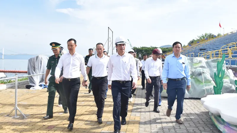 Ông Lê Trung Chinh, Chủ tịch UBND TP Đà Nẵng kiểm tra thực tế sân khấu chính (đường Trần Hưng Đạo, quận Sơn Trà). Ảnh: XUÂN QUỲNH