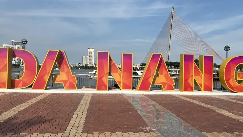 Điểm check-in tại phố đi bộ Bạch Đằng
