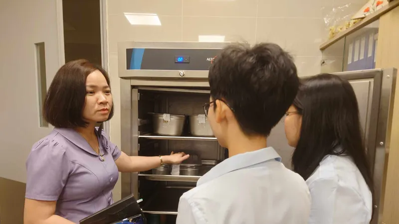 Kiểm tra các nhà hàng phục vụ ăn uống dịp lễ hội pháo hoa Quốc tế Đà Nẵng. Ảnh: XUÂN QUỲNH