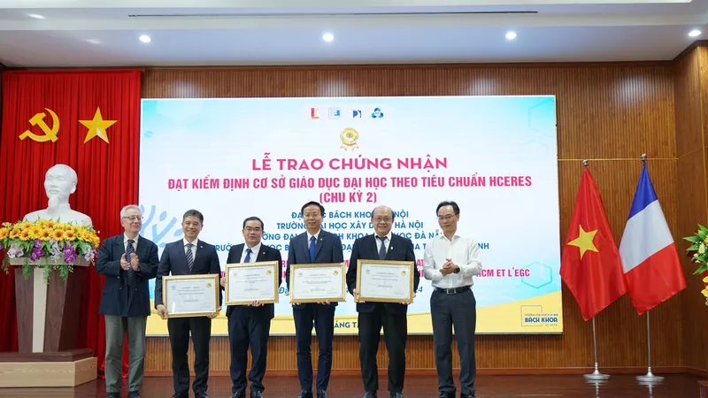 Trao chứng nhận kiểm định HCERES cho 4 cơ sở giáo dục đại học tại Việt Nam. Ảnh: XUÂN QUỲNH