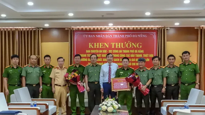 Ông Lê Trung Chinh, Chủ tịch UBND TP Đà Nẵng khen thưởng 100 triệu đồng cho Ban chuyên án