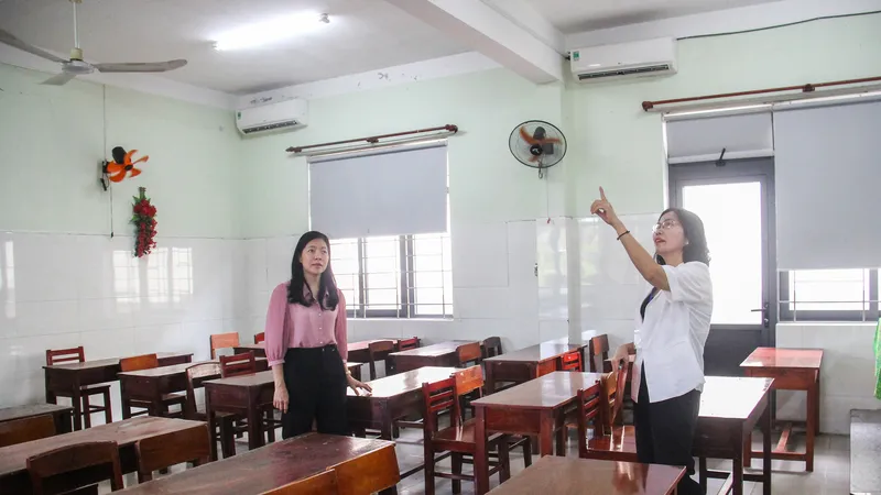 Bà Lê Thị Bích Thuận, Phó trưởng ban thường trực Ban chỉ đạo Kỳ thi Tốt nghiệp THPT năm 2024 tại Đà Nẵng kiểm tra phòng thi tại điểm thi THCS Tây Sơn (quận Hải Châu). Ảnh: XUÂN QUỲNH