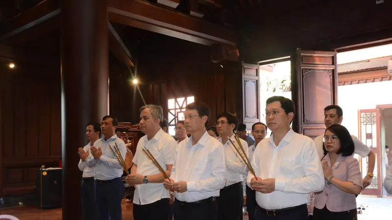 Đồng chí Ngô Xuân Thắng, Ủy viên Ban thường vụ Thành ủy, Chủ tịch HĐND TP Đà Nẵng cùng đoàn công tác dâng hương Đền thờ Liệt sĩ tại Chiến trường Điện Biên Phủ. Ảnh: HÀ LINH