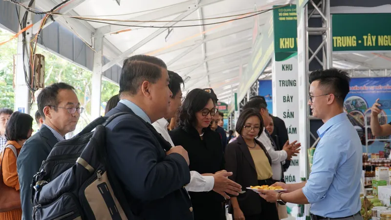 Các gian hàng của các tỉnh thành phố. Ảnh: XUÂN QUỲNH