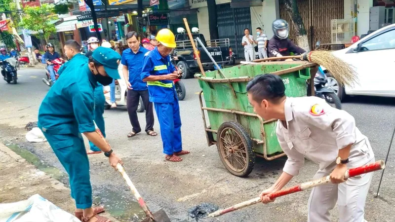 Công tác nạo vét, khơi thông cống rãnh trên địa bàn Đà Nẵng cần phải làm liên tục. Ảnh: XUÂN QUỲNH