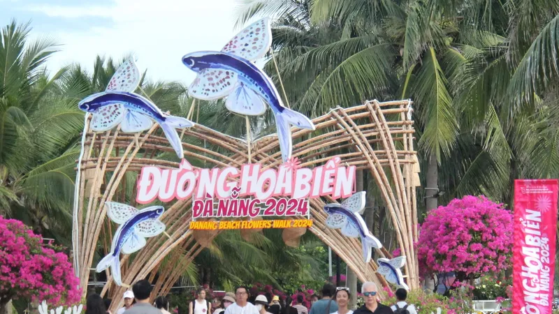 Hiện đường hoa biển Đà Nẵng 2024 thu hút nhiều người dân, du khách tham quan. Ảnh: XUÂN QUỲNH