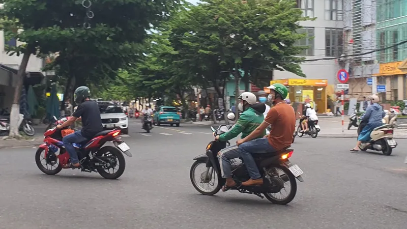 Tài xế GrabBike đang hoạt động tại Đà Nẵng. Ảnh: XUÂN QUỲNH