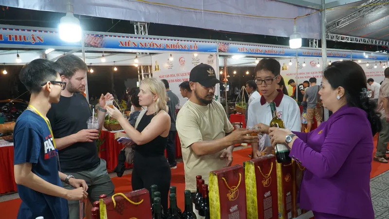 Du khách quốc tế thưởng thức sản phẩm đặc sắc của tỉnh Ninh Thuận. Ảnh: XUÂN QUỲNH