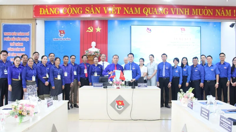 Hai bên tiến hành ký kết. Ảnh: XUÂN QUỲNH
