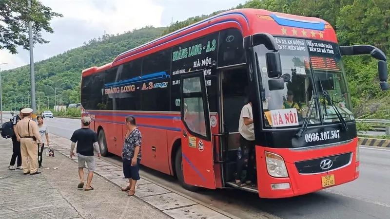 Vợ chồng anh Duy và con nhỏ được lực lượng CSGT hỗ trợ và bắt xe cho về quê