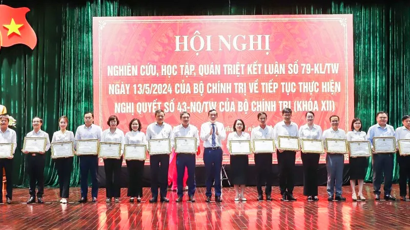 Chủ tịch UBND TP Đà Nẵng tặng Bằng khen cho Văn phòng đại diện Báo Sài Gòn Giải Phóng tại miền Trung vì đã có thành tích trong công tác thông tin, tuyên truyền triển khai thực hiện Nghị quyết số 43-NQ/TW của Bộ Chính trị, Nghị quyết số 119/2020/QH14 của Quốc hội và quá trình xây dựng ban hành Nghị quyết số 136/2024/QH15 của Quốc hội. Ảnh: XUÂN QUỲNH