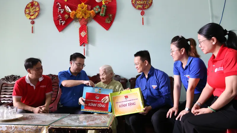 Bí thư Trung ương Đoàn Nguyễn Tường Lâm và Bí thư Thành đoàn Đà Nẵng Nguyễn Mạnh Dũng cùng đoàn viên thanh niên Đà Nẵng tặng quà tri ân Mẹ Việt Nam Anh hùng Đặng Thị Thanh. Ảnh: XUÂN QUỲNH