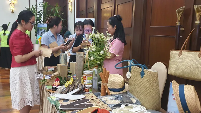Các doanh nghiệp tìm kiếm đơn hàng, đối tác tại hội nghị. Ảnh: XUÂN QUỲNH