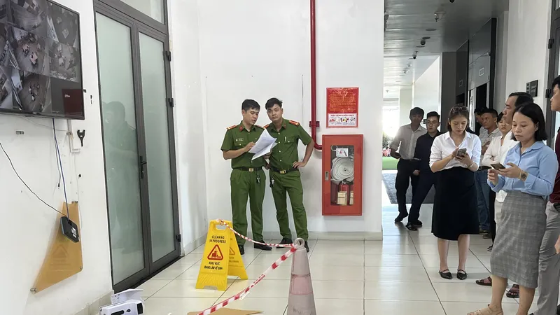 Lực lượng công an kiểm tra hiện trường. Ảnh: Phụ huynh cung cấp