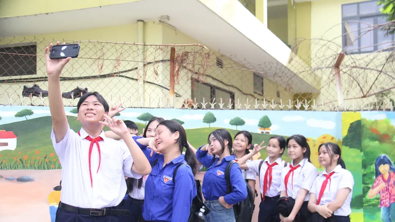 Những trò chơi quen thuộc như: ô ăn quan, bịt mắt bắt dê, trốn tìm,... được tái hiện đầy màu sắc trên bức tường thu hút các bạn trẻ. Ảnh: XUÂN QUỲNH