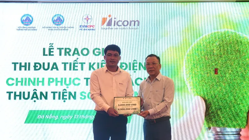 Ban tổ chức trao giải đặc biệt cho hộ gia đình ông Trần Phước Luật. Ảnh: XUÂN QUỲNH
