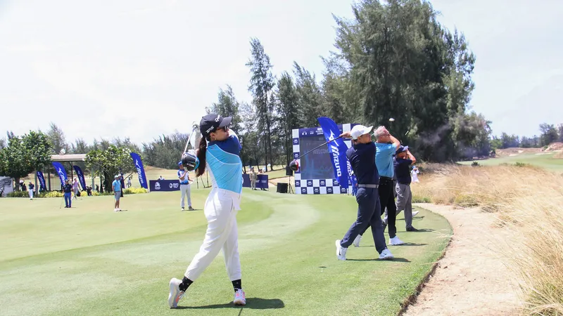 Giải giao lưu golf chuyên nghiệp - nghiệp dư (Pro-Ams) diễn ra ngày 28-8. Ảnh: XUÂN QUỲNH