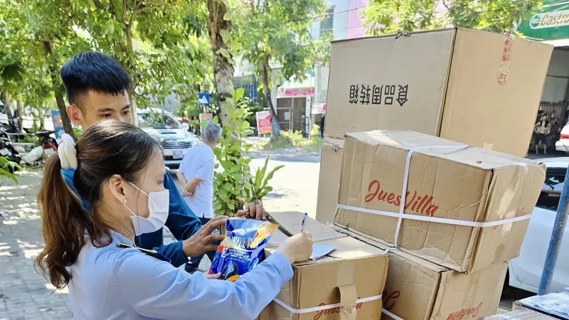 Đội Quản lý thị trường số 2 phát hiện và tạm giữ gần 3.300 sản phẩm bánh kẹo nhập lậu tại Đà Nẵng. Ảnh: Cục Quản lý thị trường TP Đà Nẵng