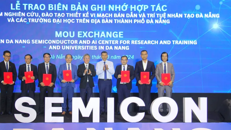 Biên bản ghi nhớ về việc phối hợp trong hoạt động nghiên cứu, đào tạo, bồi dưỡng lĩnh vực vi mạch bán dẫn và trí tuệ nhân tạo giữa Trung tâm Nghiên cứu, đào tạo thiết kế vi mạch và trí tuệ nhân tạo Đà Nẵng và 6 trường đại học. Ảnh: XUÂN QUỲNH 