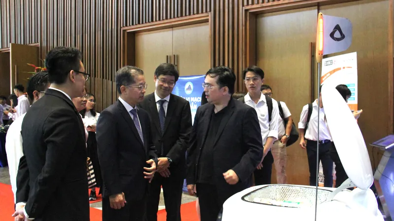 Lãnh đạo TP Đà Nẵng tham quan một số sản phẩm liên quan đến ngành vi mạch bán dẫn và trí tuệ nhân tạo của các đơn vị. Ảnh: XUÂN QUỲNH