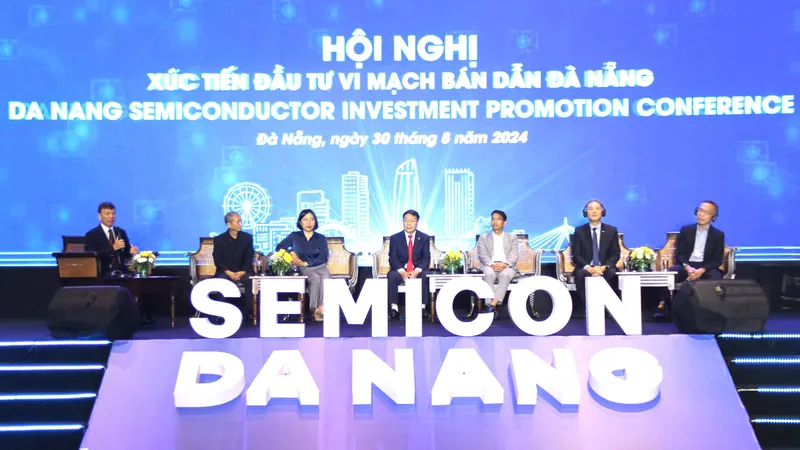 Các diễn giả tham dự phiên tọa đàm hội nghị Xúc tiến đầu tư Vi mạch bán dẫn Đà Nẵng. Ảnh: XUÂN QUỲNH