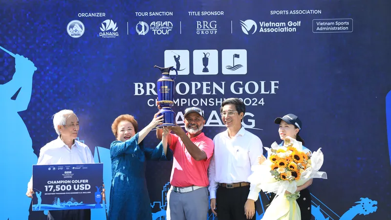 Ban Tổ chức trao giải thưởng cho golfer Rahil Gangjee - nhà vô địch Giải BRG Open Golf Championship 2024. Ảnh: XUÂN QUỲNH