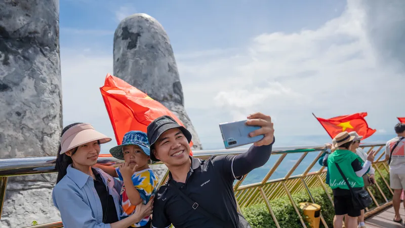Du khách check-in khu du lịch Sun World Ba Na Hills dịp này đều ngỡ ngàng với khung cảnh Cầu Vàng được trang hoàng với hàng trăm lá cờ Tổ quốc. Ảnh: XUÂN QUỲNH