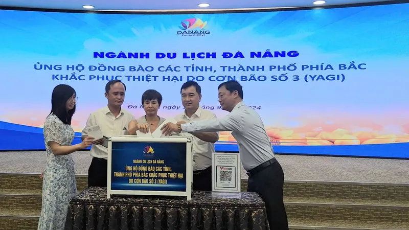Ngành du lịch Đà Nẵng tổ chức ủng hộ đồng bào các tỉnh, thành phố miền Bắc khắc phục thiệt hại do cơn bão số 3 (bão Yagi) gây ra. Ảnh: XUÂN QUỲNH