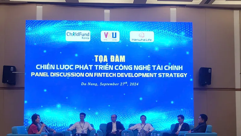 Các diễn giả thảo luận tại hội thảo Phát triển nhân lực và đào tạo Fintech trong thời đại số. Ảnh: XUÂN QUỲNH