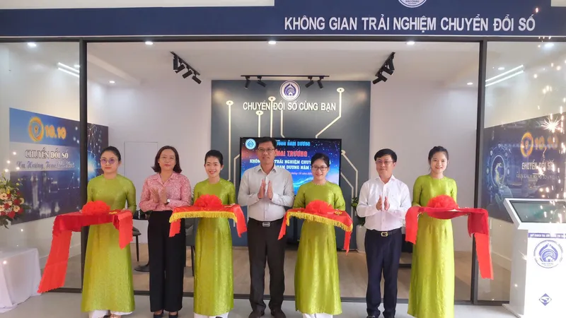 Các đại biểu cắt băng khai trương. Ảnh: XUÂN QUỲNH