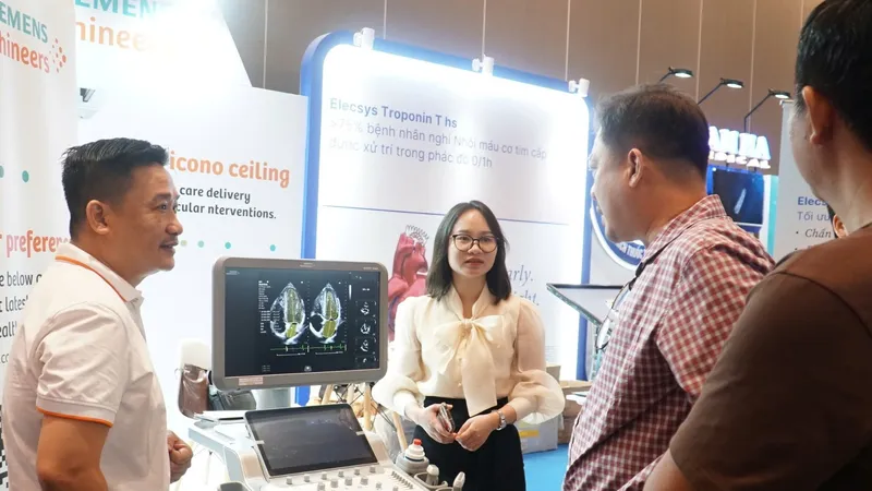 Triển lãm, giới thiệu các thành tựu trong lĩnh vực tim mạch can thiệp. Ảnh: XUÂN QUỲNH