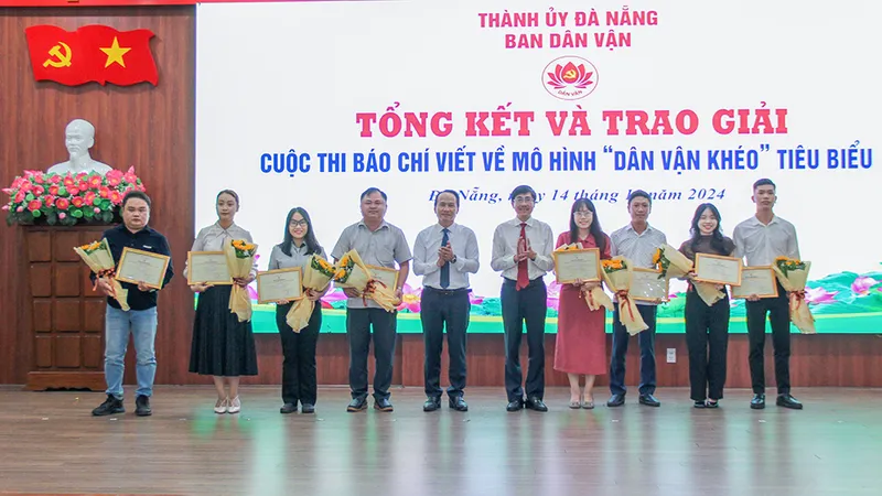 Phó Bí thư Thường trực Thành ủy Đà Nẵng Nguyễn Đình Vĩnh và Trưởng ban Dân vận Thành ủy Đà Nẵng Trần Thắng Lợi trao giải nhất cho các tác giả và nhóm tác giả đoạt giải