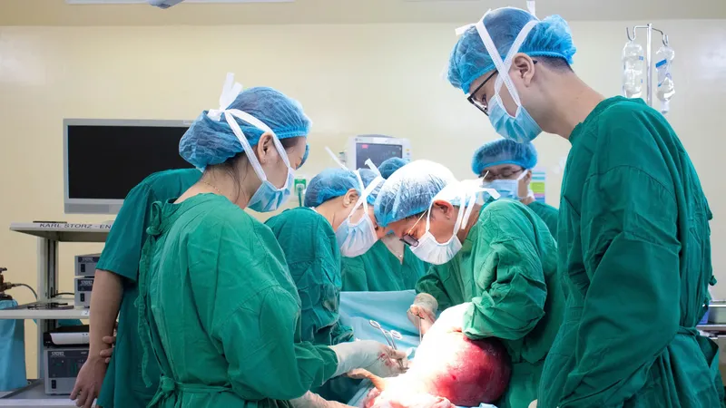 Ê kíp y bác sĩ phẫu thuật đã lấy ra trọn vẹn khối u nặng 5kg