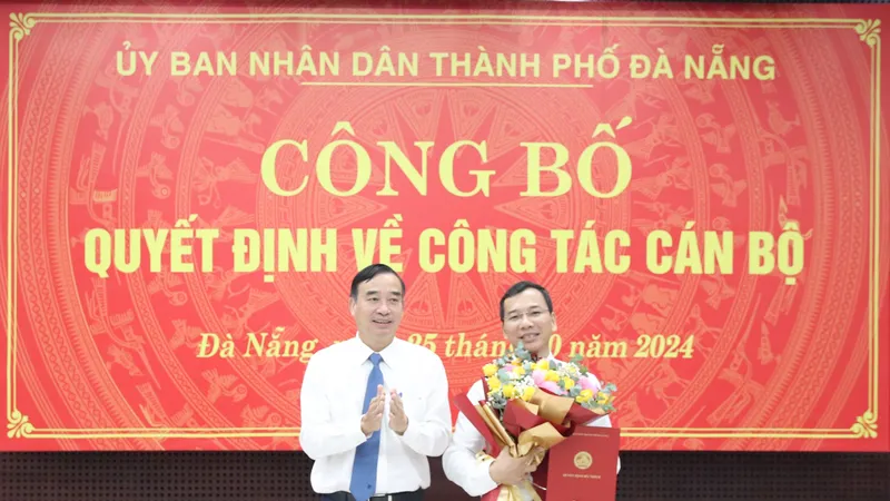 Chủ tịch UBND TP Đà Nẵng Lê Trung Chinh trao quyết định, tặng hoa chúc mừng tân Giám đốc Sở Nội vụ Nguyễn Hữu Lợi