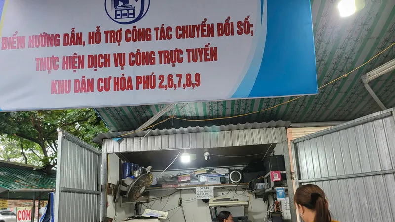 Quầy hướng dẫn người dân đặt trên tuyến đường số. Ảnh: XUÂN QUỲNH