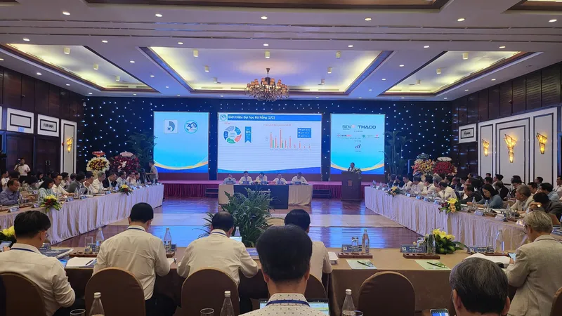 Khoảng 250 đại biểu tham dự hội thảo gắn kết trong đào tạo nguồn nhân lực chất lượng cao cho các tỉnh thuộc vùng Bắc Trung bộ và duyên hải Trung bộ. Ảnh: XUÂN QUỲNH