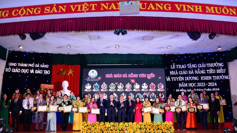 25 nhà giáo được vinh danh với giải thưởng “Nhà giáo Đà Nẵng tiêu biểu”. Ảnh: XUÂN QUỲNH