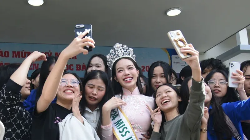 Hoa hậu Quốc tế 2024 Huỳnh Thị Thanh Thủy chụp ảnh với sinh viên Trường Đại học Ngoại ngữ (Đại học Đà Nẵng). Ảnh: XUÂN QUỲNH