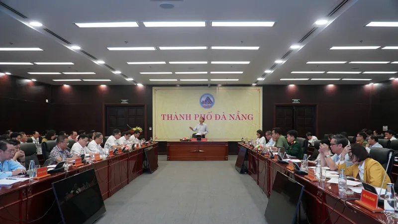 Chủ tịch UBND TP Đà Nẵng Lê Trung Chinh chủ trì hội nghị triển khai nghị quyết của Ủy ban Thường vụ Quốc hội về sắp xếp đơn vị hành chính. Ảnh: XUÂN QUỲNH