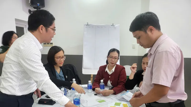 Các phường xã tại TP Đà Nẵng tham gia thảo luận Sổ tay hướng dẫn các hành động ứng phó cho động vật đồng hành trong bối cảnh thiên tai điển hình tại TP Đà Nẵng. Ảnh: XUÂN QUỲNH