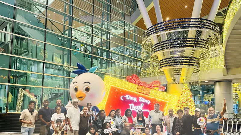 Cặp đôi cô dâu Lavania và chú rể Kuramaguru Malaysia cùng gia đình đến sân bay quốc tế Đà Nẵng ngày 15-12