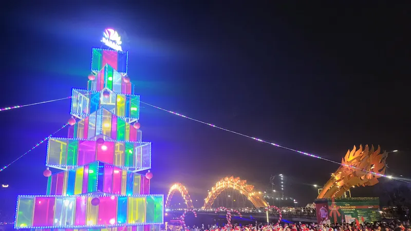 Người dân, du khách đến xem hoạt động Diễu hành Vui cùng ông già Noel. Ảnh: XUÂN QUỲNH