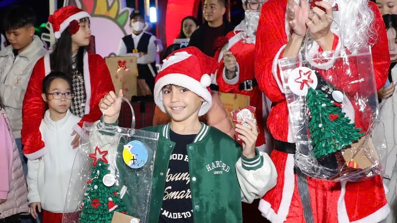 Một du khách được tặng quà tại chương trình “Vui cùng ông già Noel tặng quà”. Ảnh: XUÂN QUỲNH