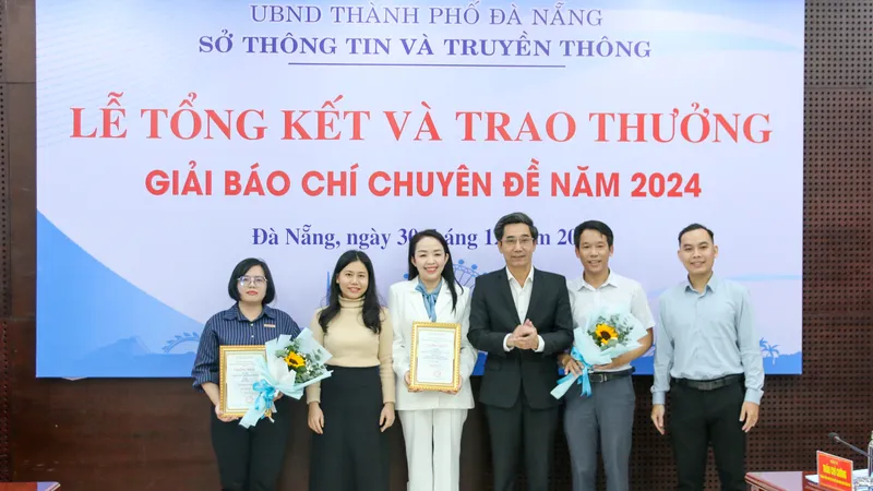 Ông Trần Chí Cường, Phó Chủ tịch UBND TP Đà Nẵng trao giấy chứng nhận cho tác giả Xuân Quỳnh (Báo Sài Gòn Giải Phóng) và nhóm tác giả Báo Đà Nẵng đoạt giải nhất Giải Báo chí Chuyển đổi số TP Đà Nẵng