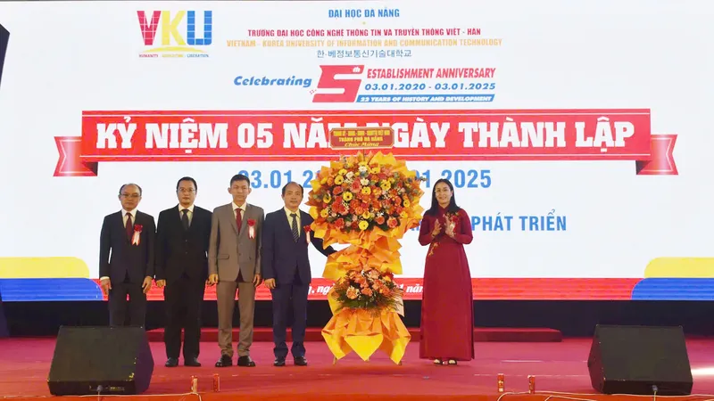 Bà Nguyễn Thị Anh Thi, Phó Chủ tịch UBND TP Đà Nẵng tặng hoa chúc mừng. Ảnh: XUÂN QUỲNH 