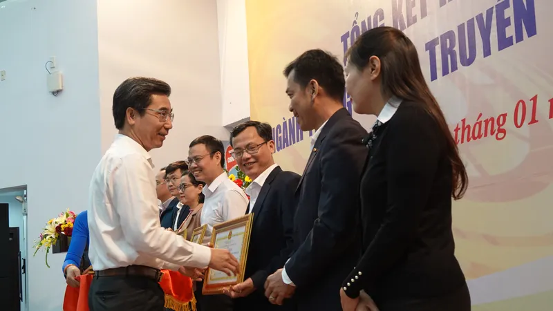 Ông Trần Chí Cường trao Bằng khen cho các tập thể, cá nhân có thành tích xuất sắc trong triển khai thực hiện Đề án Xây dựng thành phố thông minh tại TP Đà Nẵng giai đoạn 2018 - 2025, định hướng năm 2030. Ảnh: XUÂN QUỲNH