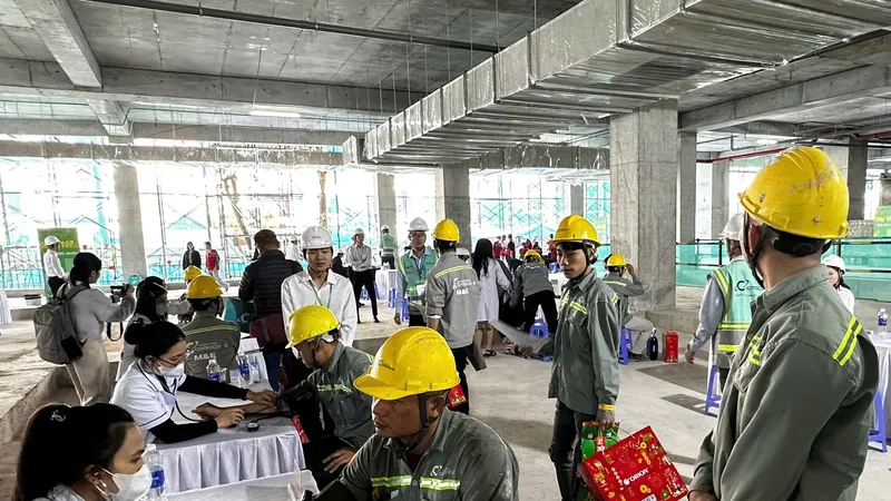 Khám bệnh cho công nhân, người lao động ngay tại công trường. Ảnh: XUÂN QUỲNH