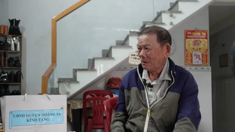 Ông Huỳnh Văn Thính (80 tuổi, trú quận Cẩm Lệ, TP Đà Nẵng) kể về những ký ức ở Hoàng Sa. Ảnh: XUÂN QUỲNH