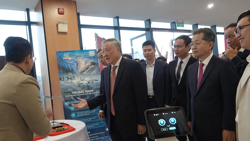 Phó Thủ tướng Thường trực Nguyễn Hòa Bình tham quan và khai trương văn phòng làm việc. Ảnh: XUÂN QUỲNH