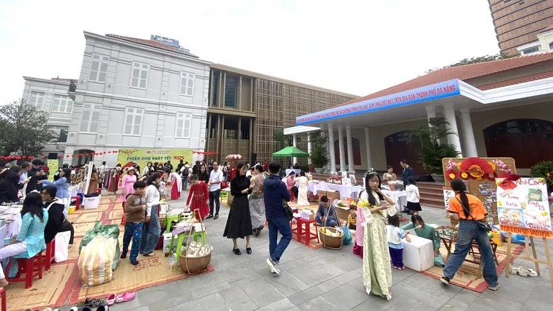 Toàn cảnh phiên chợ tết 2025 tại Bảo tàng Đà Nẵng. Ảnh: MINH PHƯƠNG